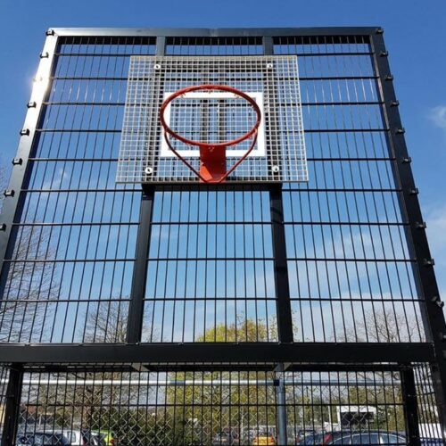 Voetbal- basketbalcombinaties. Geluids en vandalisme-arm. Volbad verzinkt en op de afbeelding in het zwart gepoedercoat.